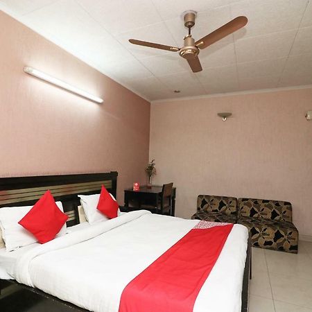 Oyo 24672 Bharat Guest House Делхи Екстериор снимка