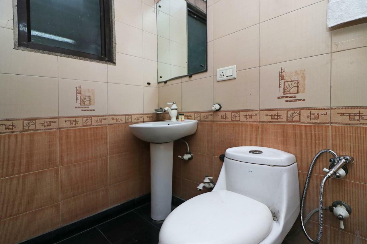 Oyo 24672 Bharat Guest House Делхи Екстериор снимка