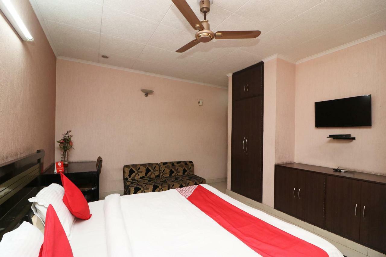 Oyo 24672 Bharat Guest House Делхи Екстериор снимка