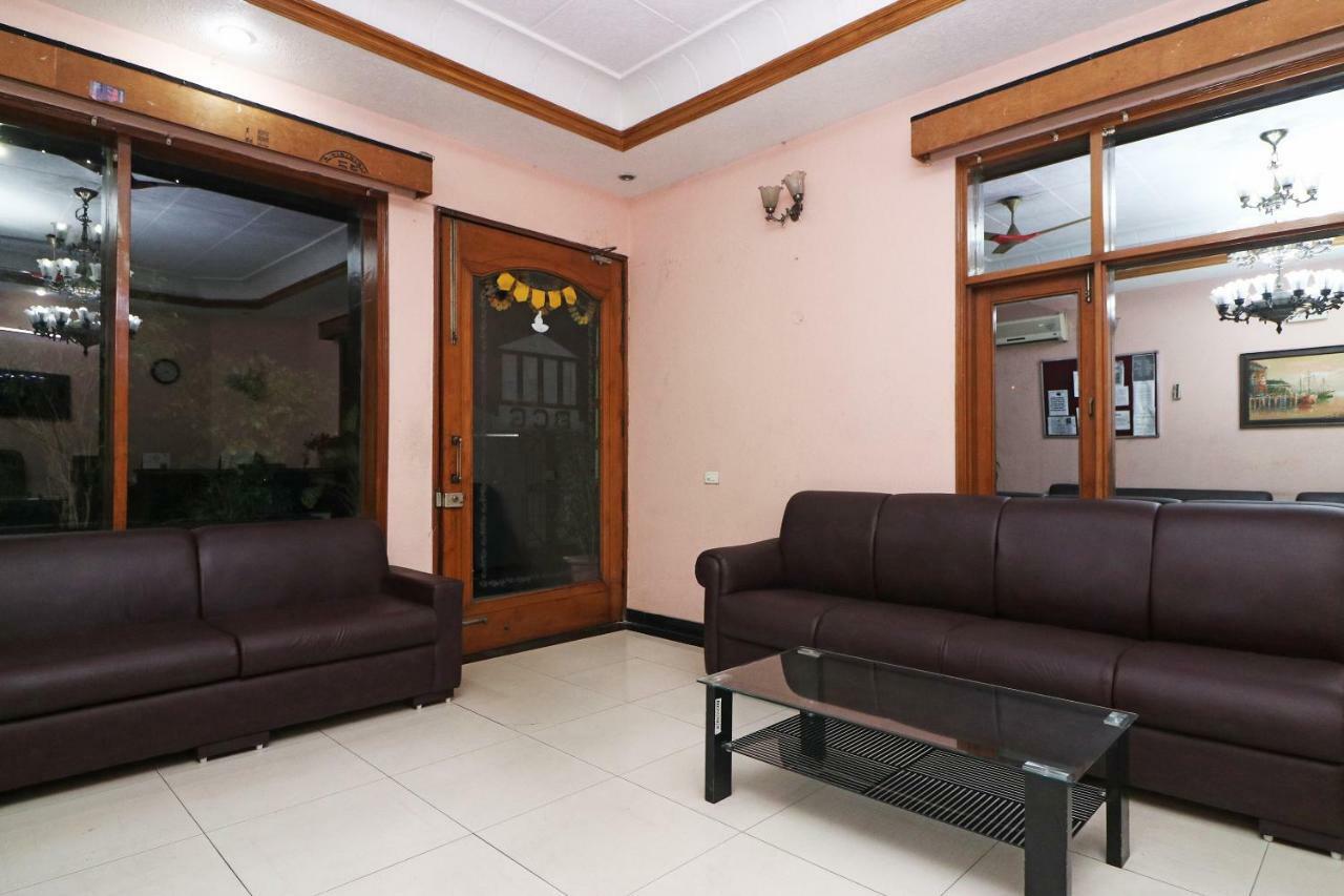 Oyo 24672 Bharat Guest House Делхи Екстериор снимка