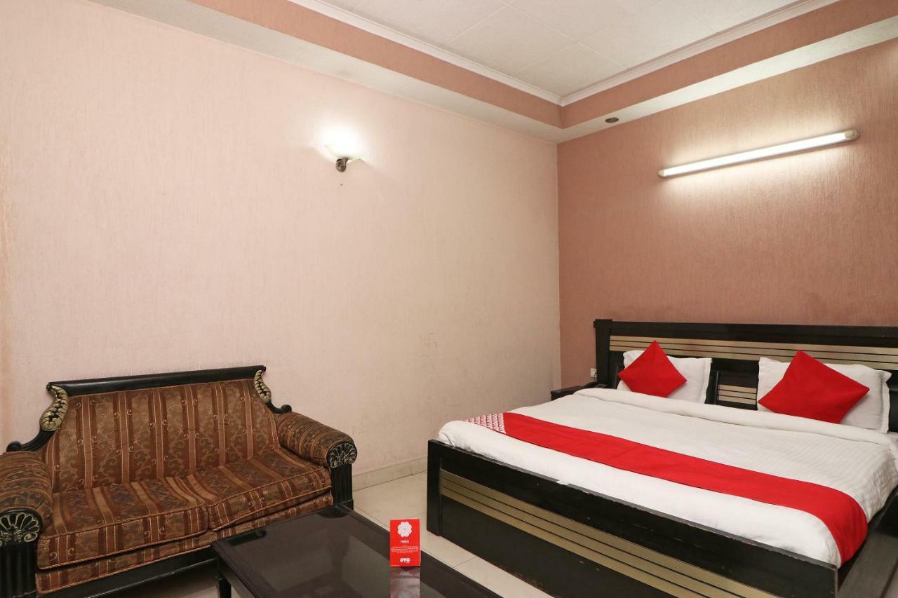 Oyo 24672 Bharat Guest House Делхи Екстериор снимка