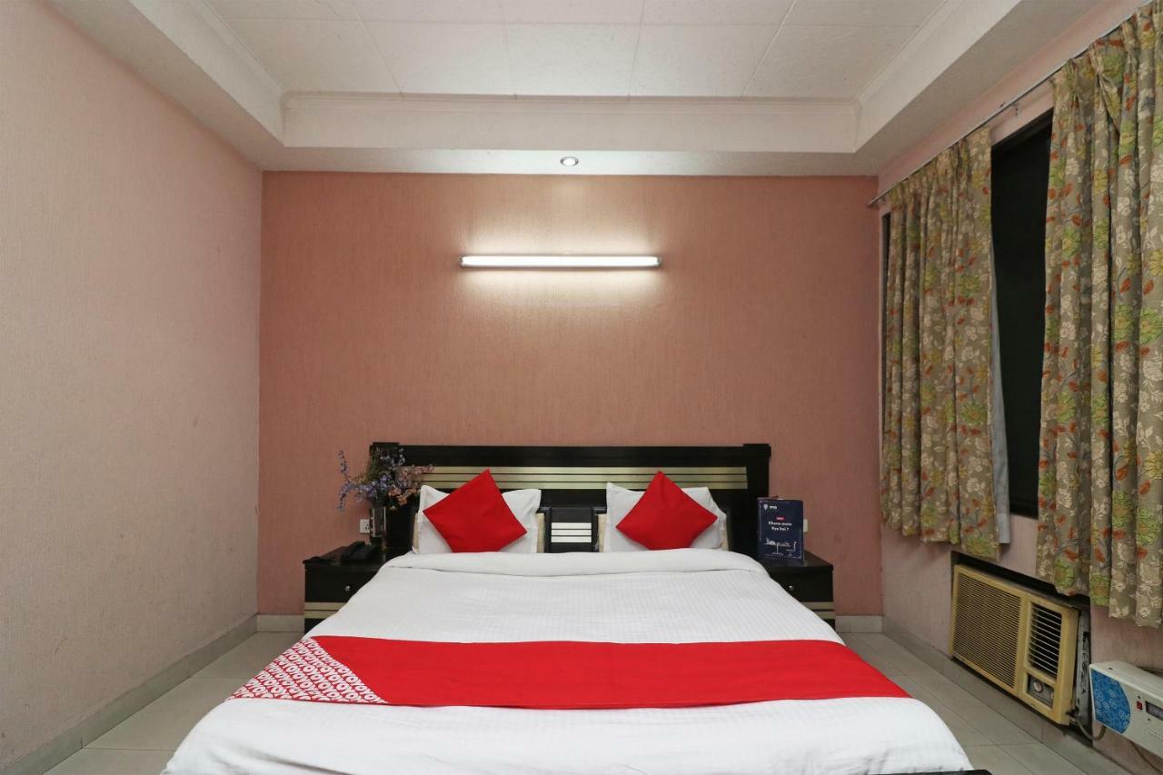 Oyo 24672 Bharat Guest House Делхи Екстериор снимка