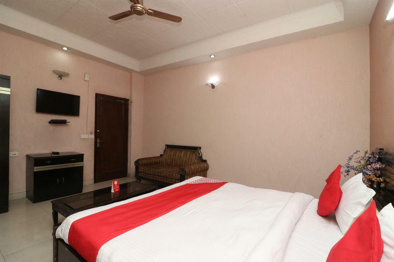 Oyo 24672 Bharat Guest House Делхи Екстериор снимка
