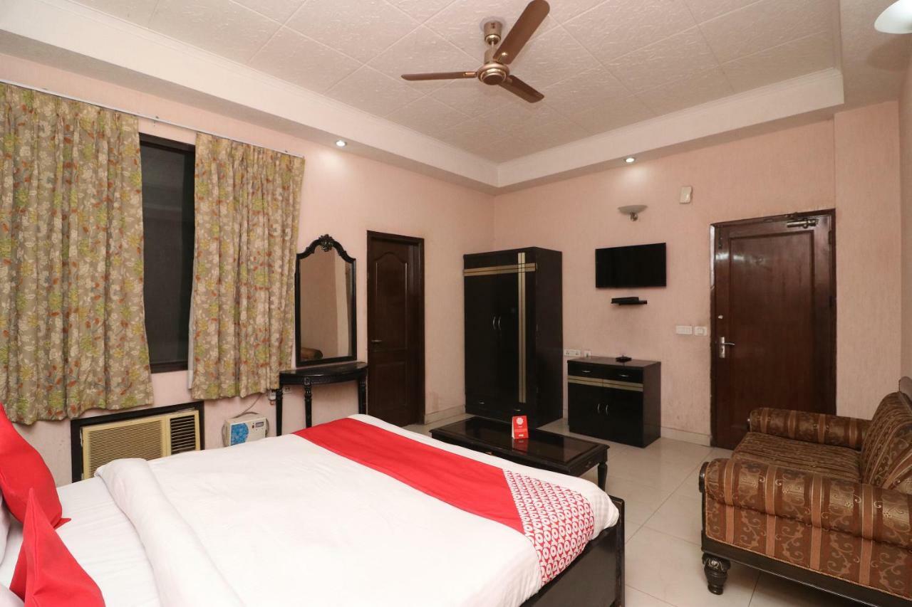 Oyo 24672 Bharat Guest House Делхи Екстериор снимка
