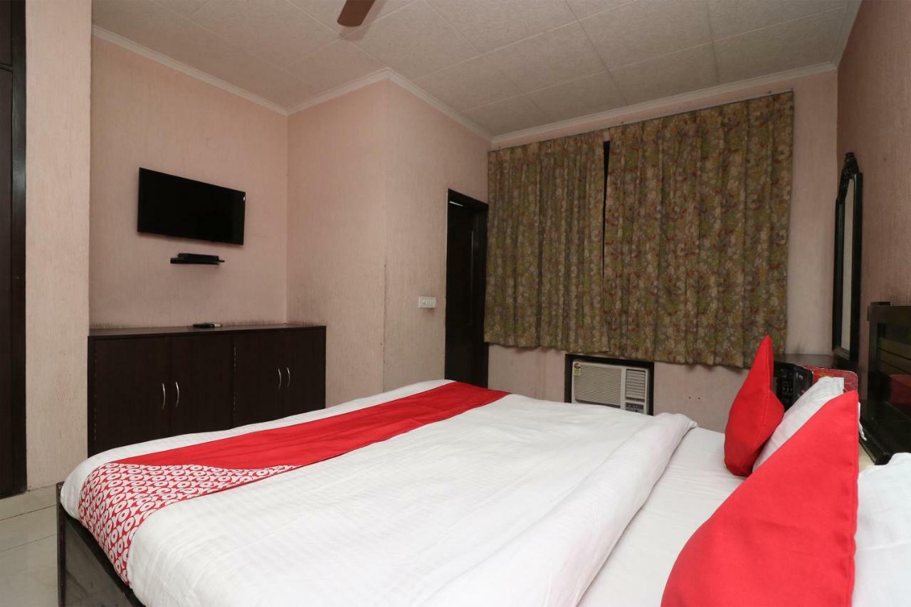 Oyo 24672 Bharat Guest House Делхи Екстериор снимка