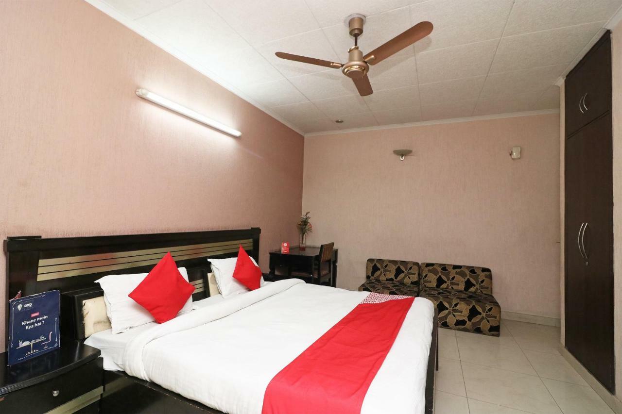 Oyo 24672 Bharat Guest House Делхи Екстериор снимка