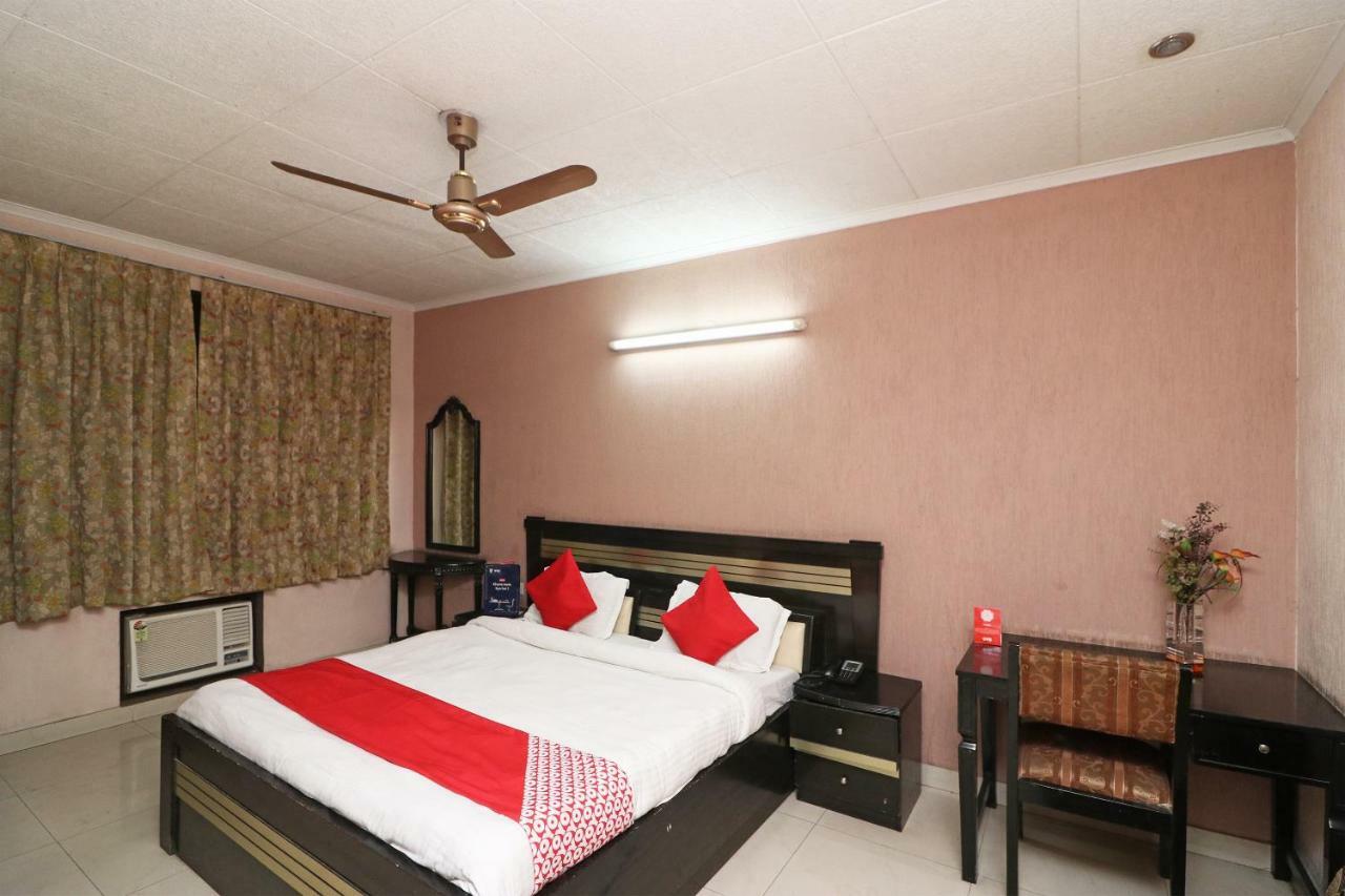 Oyo 24672 Bharat Guest House Делхи Екстериор снимка