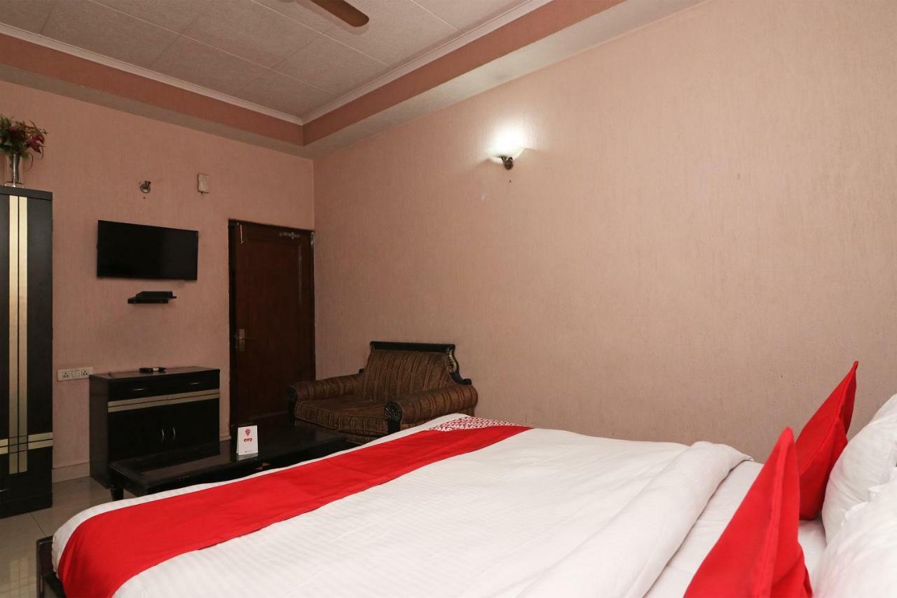Oyo 24672 Bharat Guest House Делхи Екстериор снимка
