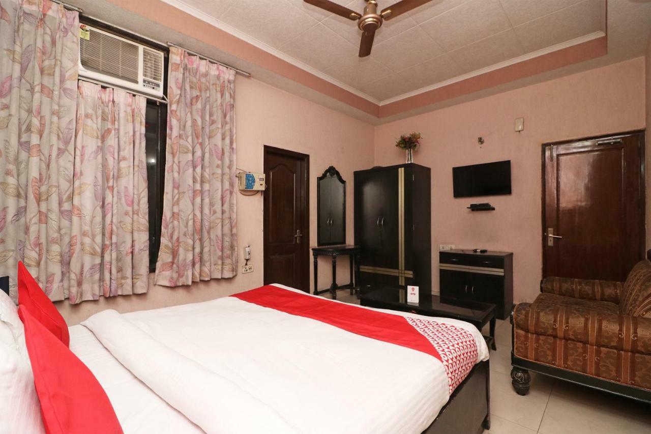 Oyo 24672 Bharat Guest House Делхи Екстериор снимка